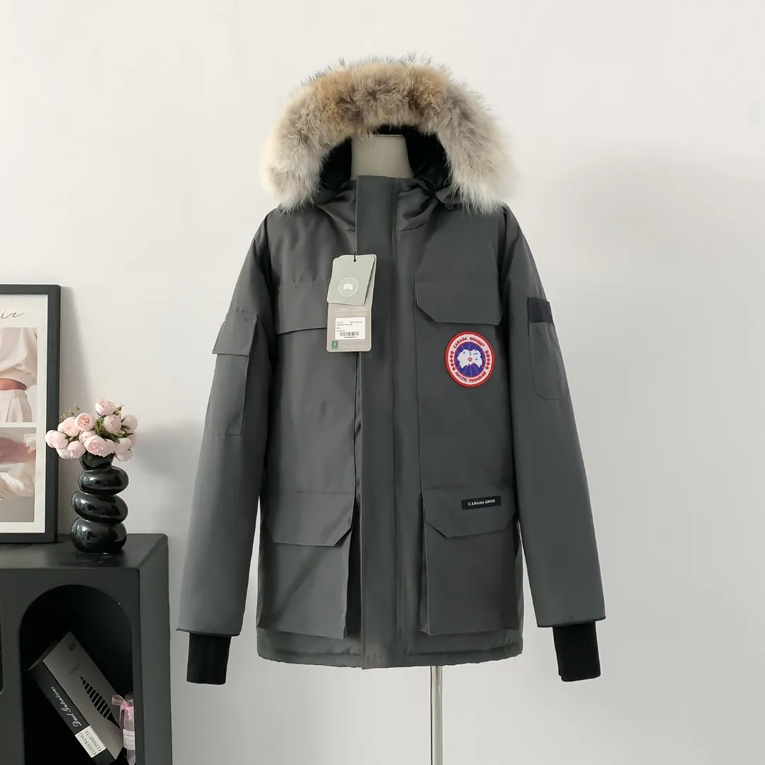P780 Fake model pictures were taken at home. Colleagues please do not pass them off as stolen pictures! Style number: Y60-🇨🇦CANADA GOOES 24 new styles 08 styles/couple styles Factory direct supply: supplying global purchasing agents, micro-businesses, entities, Tmall, high-end stalls and studio cooperation, free shipping! Canada Goose Expedition Parka 2008 is the same style for men and women. It is mid-length and the most timeless classic. All Arctic and Antarctic scientific expedition teams choose Canada Goose as their cold-proof equipment. It is the Rolls-Royce of down jackets. ➖ Industry-leading anti-counterfeiting chip sensing. ➖ Imported Behringer embroidery machines and customized embroidery labels, the highest level and industry leading. ➖ Imported Korean 21-count polyester-cotton blended original fabric, TC85 waterproof coated fabric, water-repellent, windproof and wear-resistant. ➖ The new national standard 80 white duck down is filled with an average of 520 grams of down. The amount of down filled is industry-leading. ➖ 100% nylon lining with double double-layer sealing design to prevent velvet running, and seamless thread design on the cuffs! ➖ Western Canadian Green Wolf Collar. ➖ Yoshida YKK provides original factory-customized electroplated sliders. YKK two-way lockable zippers are tight and smooth and do not peel off paint. ➖ 3M composite Velcro is durable and the accessories and hardware are all custom-made. Note: Our copywriting is only simple and clear. Instead of bragging about the copywriting, it is better to compare and understand with samples. Only for the purest goose, the most dedicated, the most professional, the highest quality, the highest cost performance! Color: white red blue gray camouflage navy black SIZE:XS-XXL